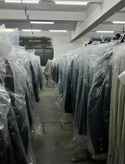 探访租赁演出服装工厂 华丽背后的品质与工艺揭秘